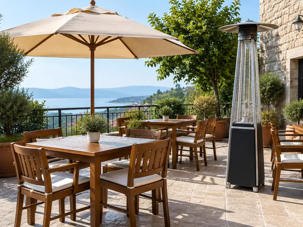 Terrasse eines Lokals mit Holztischen, Sonnenschirm und Heizstrahler