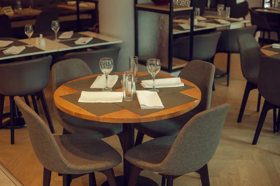 Elegant eingedeckter Restauranttisch, bereit für die nächsten Gäste