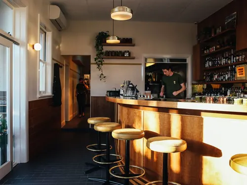 Barkeeper hinter einem Tresen mit warmer Beleuchtung