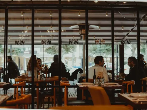 Gäste in einem klassischen Restaurant bei Tageslicht